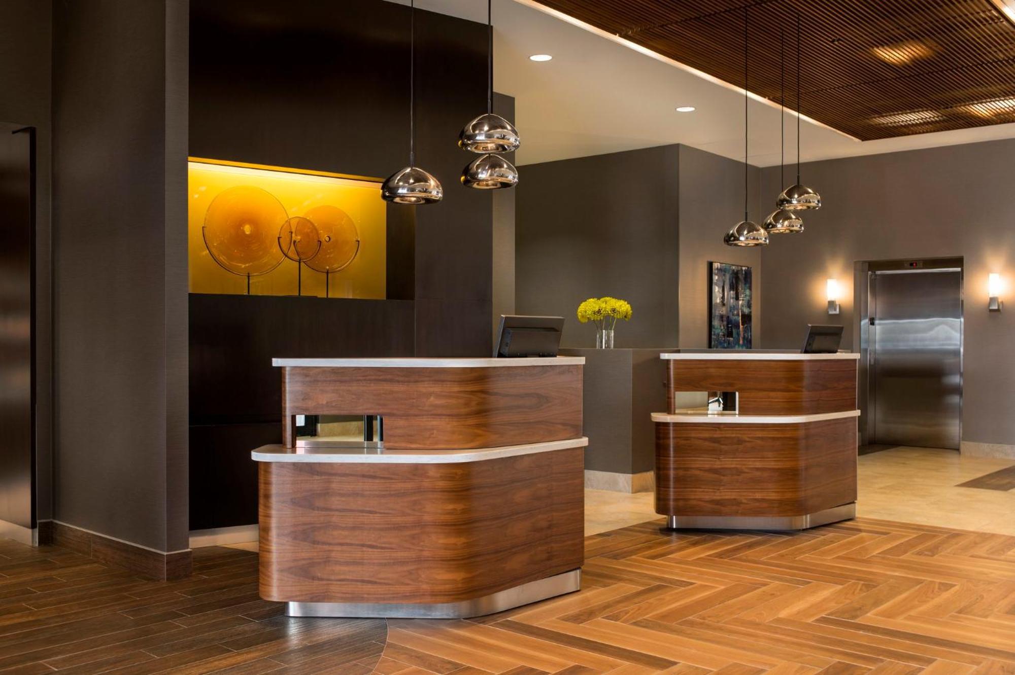 Courtyard By Marriott Calgary South Hotel Exterior photo