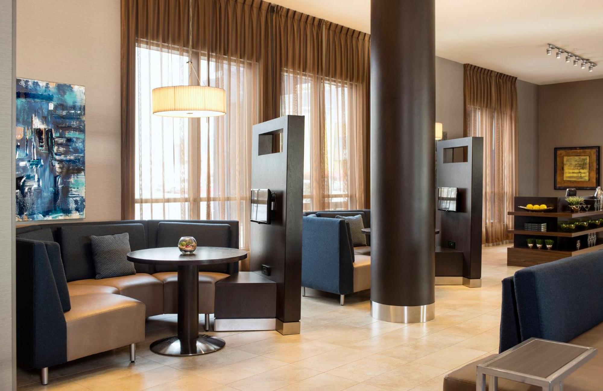 Courtyard By Marriott Calgary South Hotel Exterior photo