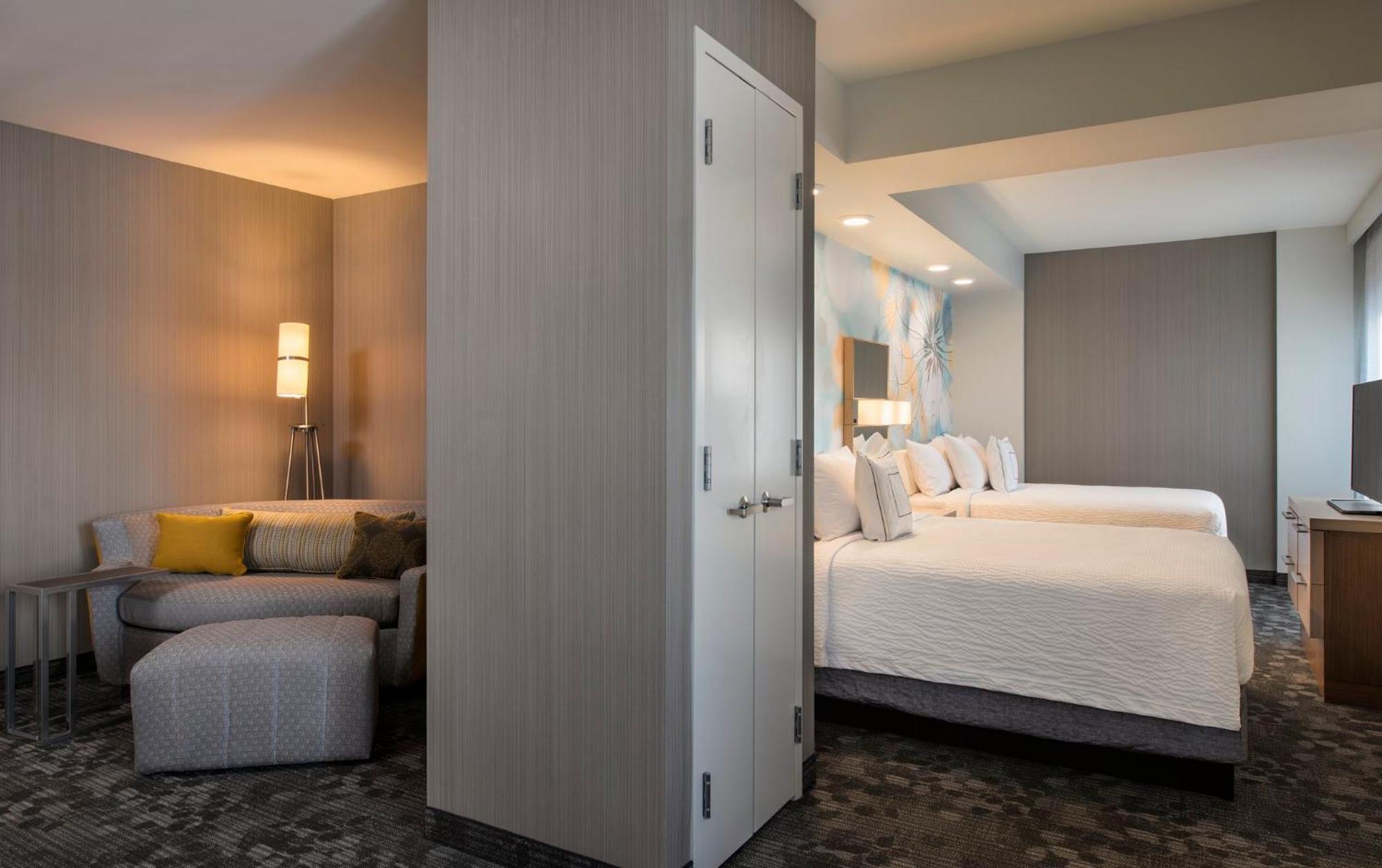 Courtyard By Marriott Calgary South Hotel Exterior photo
