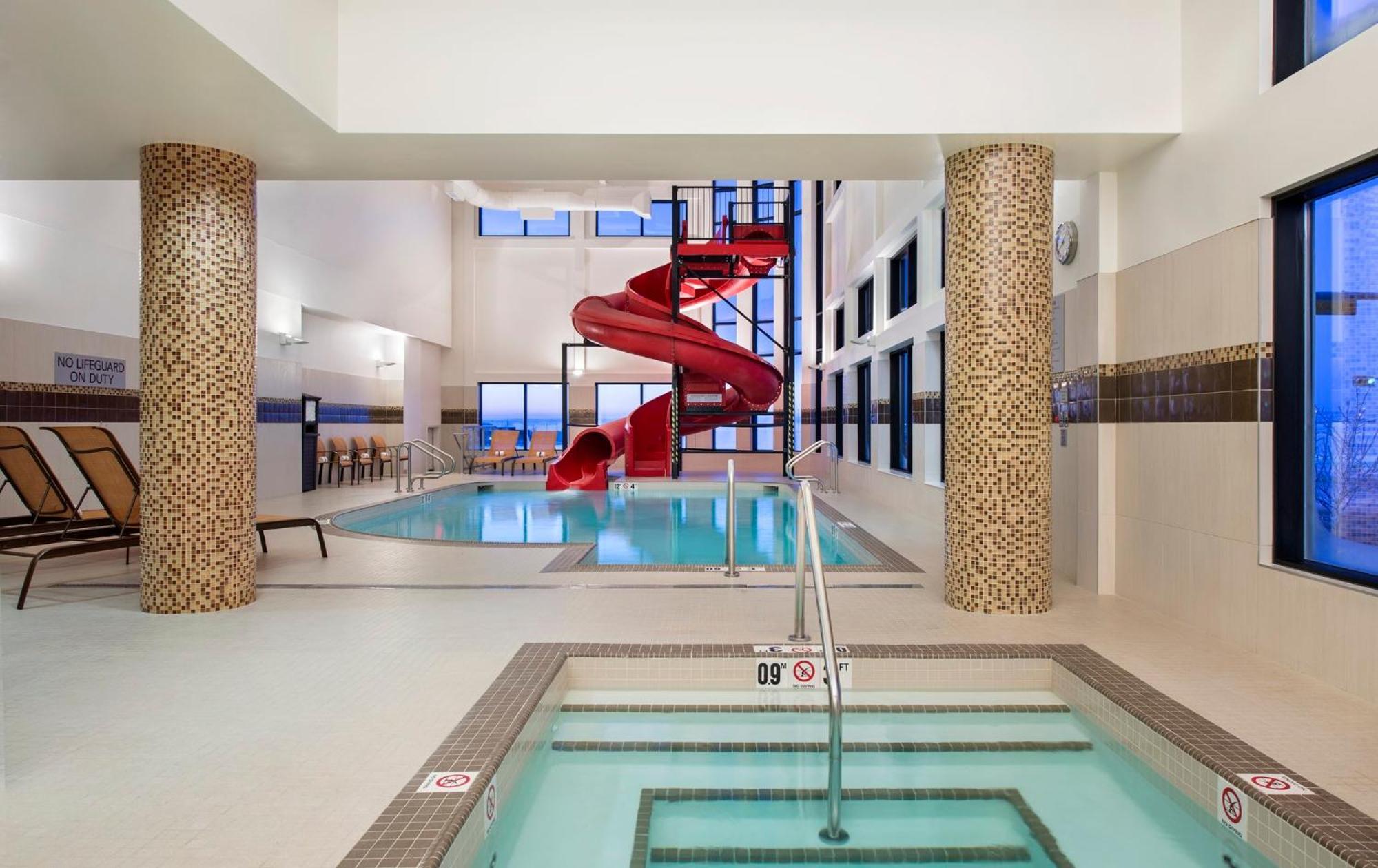 Courtyard By Marriott Calgary South Hotel Exterior photo