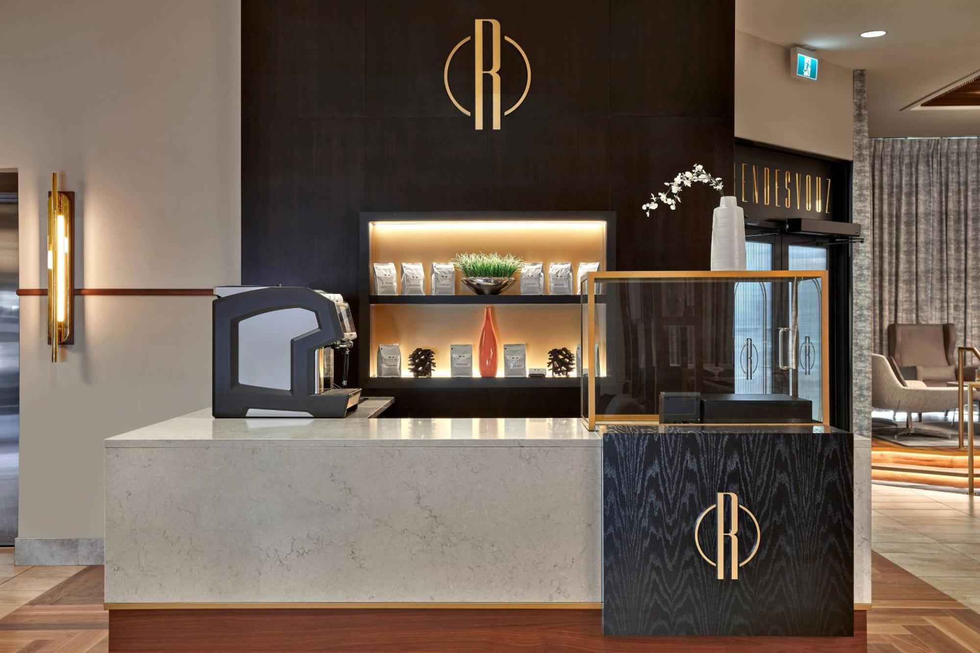 Courtyard By Marriott Calgary South Hotel Exterior photo