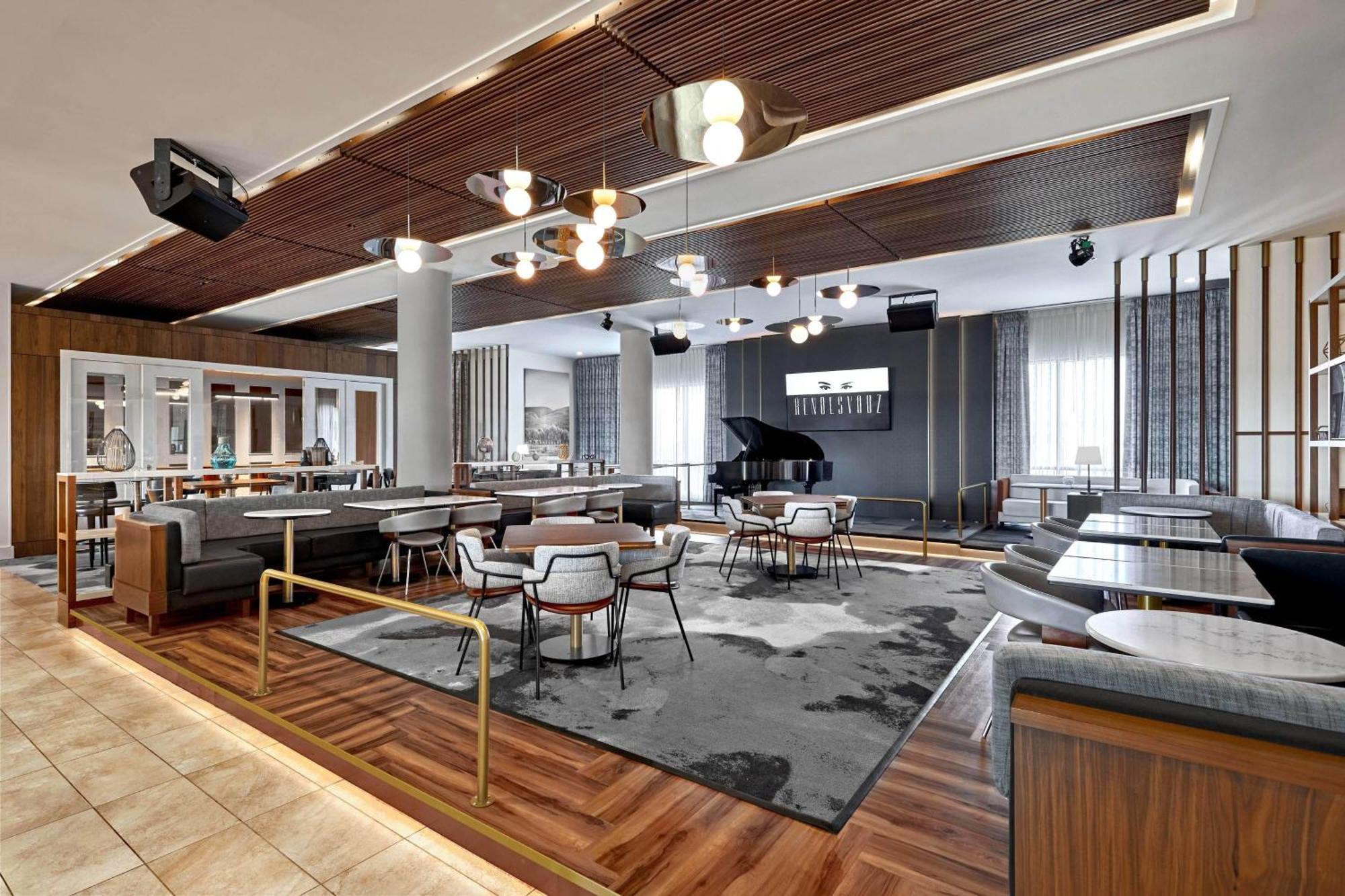 Courtyard By Marriott Calgary South Hotel Exterior photo
