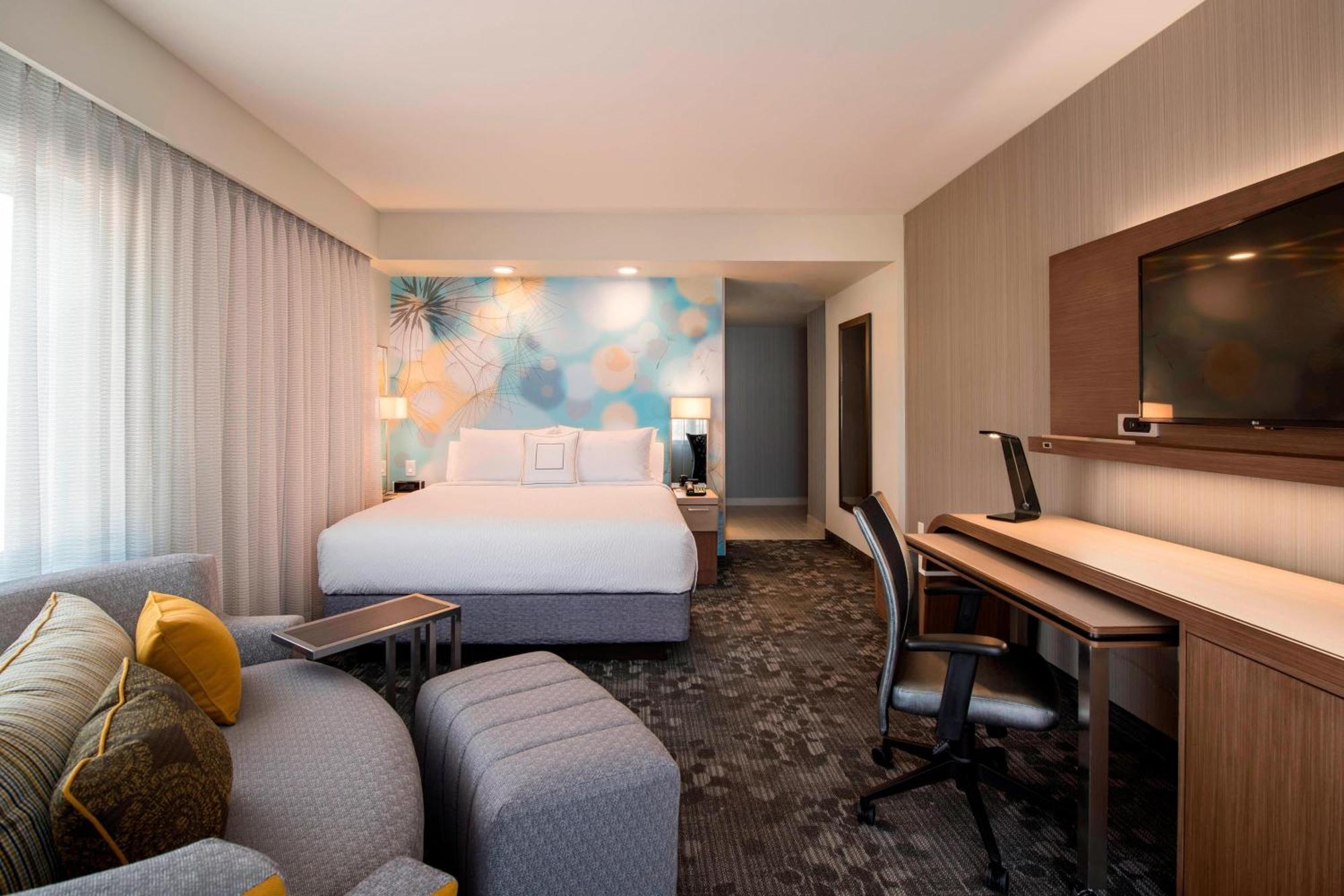 Courtyard By Marriott Calgary South Hotel Exterior photo
